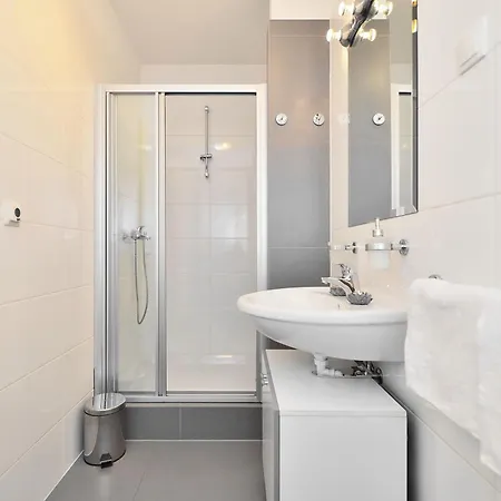 Apartment White Pebble - Luxury With Parking Split